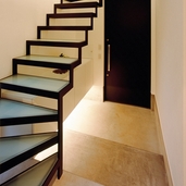 ガラスの階段が玄関に光を導く