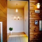 木の素材であたたかく招く玄関