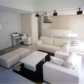 アクセントの色使いが映える白いリビング