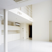 家族の声が通る開放的なリビング