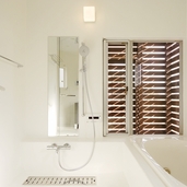 洗練された白いバスルーム