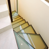 光をとおすガラスの階段