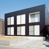 均一サイズの窓が並ぶ外観