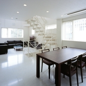 ダイニングからリビングを見る