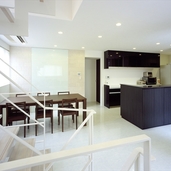 光の映る壁を設けたダイニング