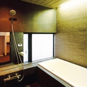 トーンを抑えたラグジュアリーなバスルーム