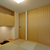 琉球畳と木枠を生かした、和洋折衷の和室
