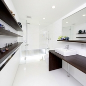 モダンな洗面、トイレ、シャワールーム