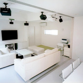 音響設備が印象的なリビング