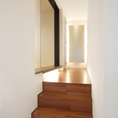 階段先には、ラグジュアリーな間接照明の光りが待ち受けている