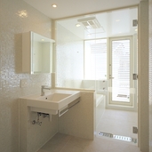 浴室の光が入る洗面スペース