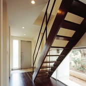 落ち着いた玄関を演出する低い窓