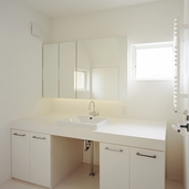 窓からの光が反射する真っ白な洗面