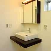 浮いたように見えるすっきりとした洗面台
