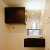 浮かぶ濃茶の洗面台