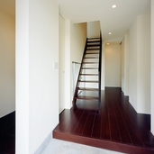 玄関から階段を眺める