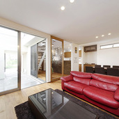 ビビットな赤のソファがアクセント