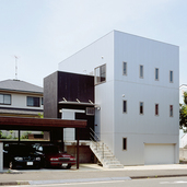 白と黒のボックスが並ぶ外観