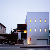 前面道路から見る夕景外観