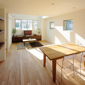 キッチンから奥行きのあるLDKを見る