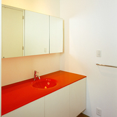 ビビットカラーの個性的な洗面台