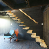 黒い空間に浮かび上がる階段