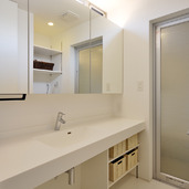 白ですっきりまとめられた、シンプルで衛生的な洗面所