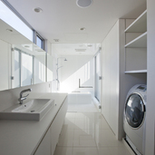 純白の空間に幅広のカウンターに、眩いほどの光が入る洗面所