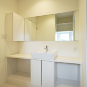 カスタマイズを楽しめる余白を残した、白を基調とした清潔感ある洗面スペース