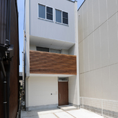 無機質な質感の外観に、太めのルーバーをデザインに取り入れた外観