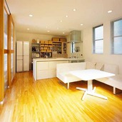 明るい日が差し込むリビング