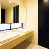 モダンな印象の洗面スペース