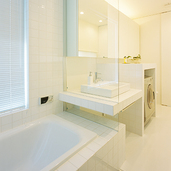 白でまとめたモダンなバスルーム