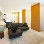 明るく日が差し込むリビング