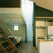 寝室と水まわりを隔てるトップライト