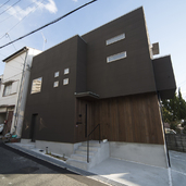 ありきたりなツートンではなく同系色で素材の違いを見せることで、上級者のセンスを感じる外観