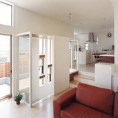 明るい日差しを取り入れるナチュラルな雰囲気のリビング