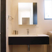 洗面台もモノトーンカラーで