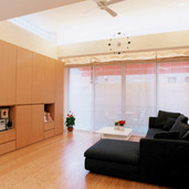 テラスへと開いた明るいリビング