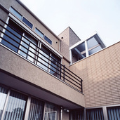 窓を多く設けて日差しを取り込む