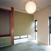 落ち着いた緑の建具がモダンな和室