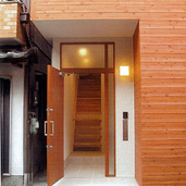 木製のサイディングが印象的な外観