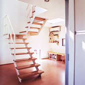 ダイニングから見る階段のあるリビング