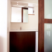 シンプルでスッキリとした洗面室