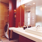 落ち着いたトーンの洗面室