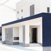 深みのあるブルーが印象的な外観