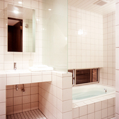 全面タイル張りのモダンな浴室