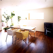 多方向から光の差すリビング