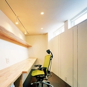 限られた採光で集中できる書斎