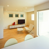 シンプルにくつろぐリビング